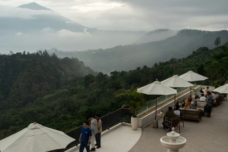 Cafe in Ella with mountain view