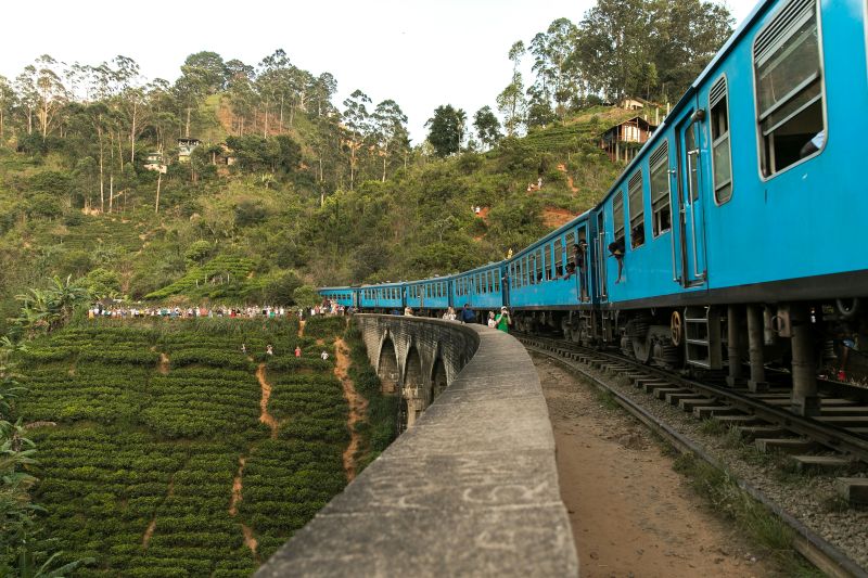 Nine Arches Bridge in Ella with train passing